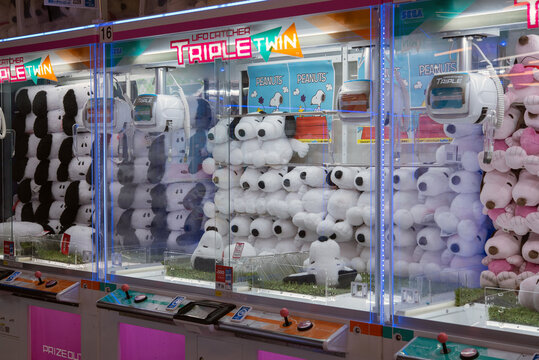 2026年7月に東京都町田市のスヌーピーミュージアム（Snoopy Museum Tokyo）の近くのゲームセンターで、スヌーピーのぬいぐるみでいっぱいのUFOキャッチャー（クレーンゲーム）の機械