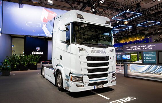 Scania 33S electric tractor unit truck