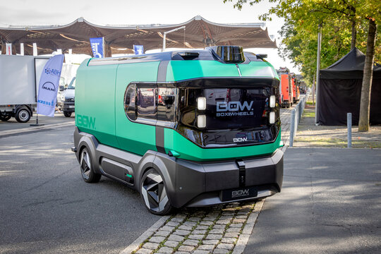 Stellantis BOW fully autonomous, 100% electric urban logistics concept vehicle (delivery pod) designed to transform last-mile delivery. 