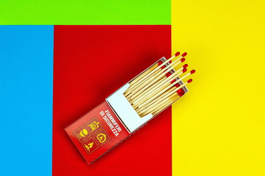 Fiammiferi di sicurezza con capocchia rossa di zolfo