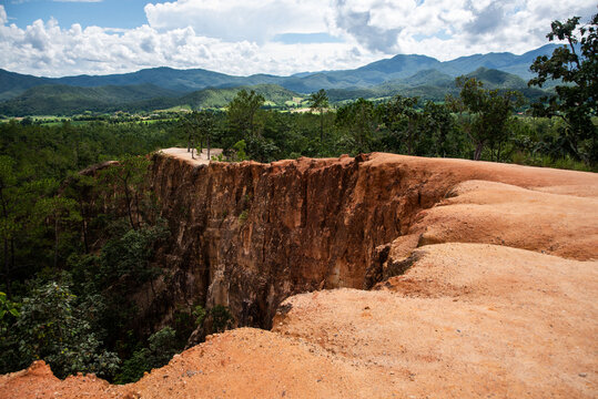 Paisajes del interior del norte de Tailandia, donde se puede ver su naturaleza, su ecosistema, el estilo de vida, templos budistas y fauna. 