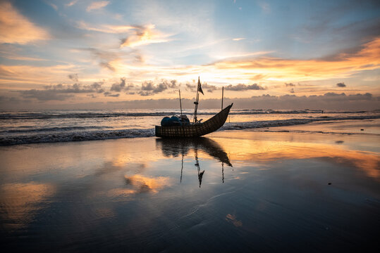 M&aacute;gico e incre&iacute;ble atardecer en la playa de Cox&acute;s Baxar, Bangladesh, la playa m&aacute;s larga del mundo con 120 kil&oacute;metros de costa.