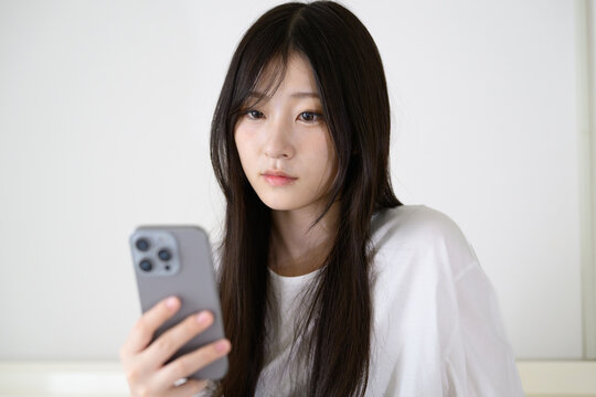 スマートフォンを見る女性