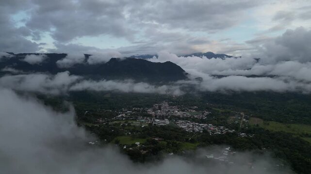 Vista a&eacute;rea de Mindo, Ecuador cubierto por nubes