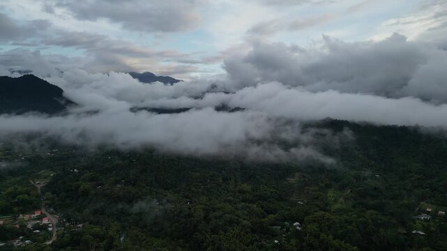 vista a&eacute;rea de un valle en Ecuador con nubes e fondo