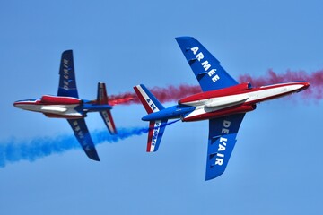 Obraz premium Patrouille de France croisement 2 avions
