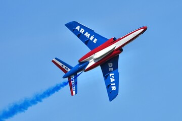 Obraz premium Patrouille de France avion fumée bleu en montée