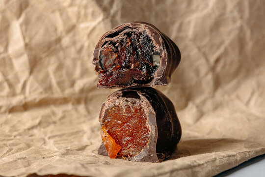 Dark chocolate bar with linen cloth