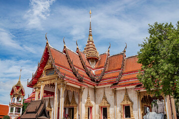 Obraz premium 30 December, 2024. Phuket, Thailand. Wat Intricate Golden Thai Temple Architecture at Wat Chalong Buddhist Complex,
