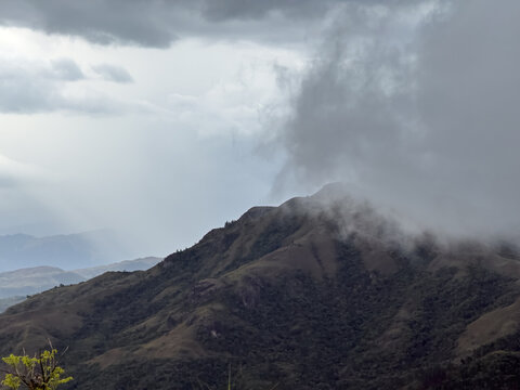 Tarde entre monta&ntilde;as nubladas en invierno Panama