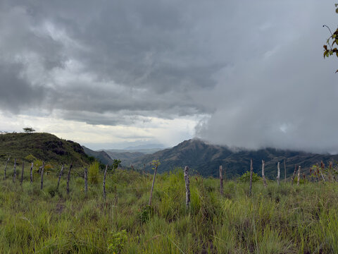 Tarde entre monta&ntilde;as nubladas en invierno Panama