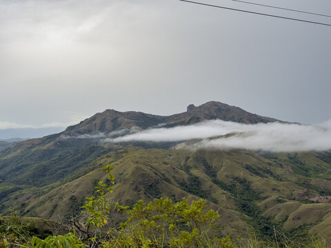 Tarde entre monta&ntilde;as nubladas en invierno Panama