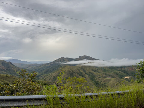 Tarde entre monta&ntilde;as nubladas en invierno Panama