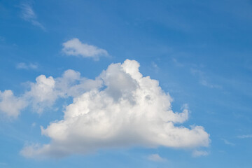 Obraz premium Fluffy white cloud in clear blue sky at daytime