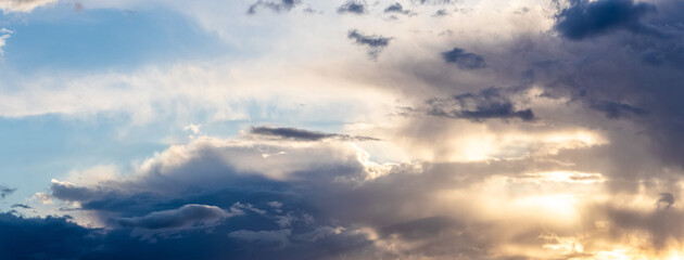 Fototapeta premium Dramatic sky with clouds and sunlight during sunset