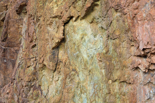 pared de roca con diversos colores en una cantera de las minas de oro de rodalquilar cabo de gata nijar 4M0A2974-as26