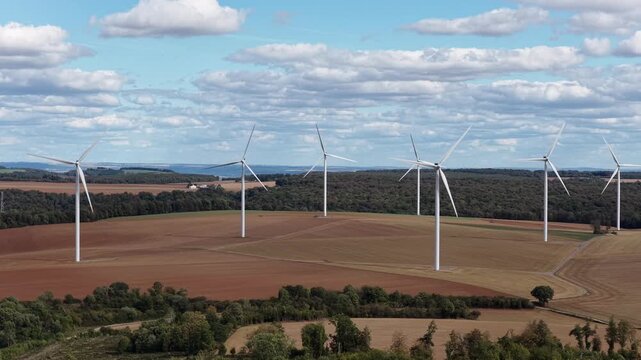 vue a&eacute;rienne du parc &eacute;olien d'Ottange en Moselle. install&eacute;es dans les champs agricoles au milieu des for&ecirc;ts les &eacute;oliennes fonctionnent sur un ciel bleu nuageux. France septembre 2026
