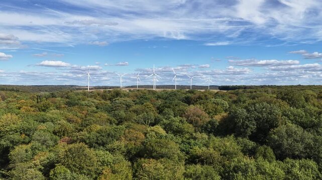 vue a&eacute;rienne du parc &eacute;olien pr&egrave;s d'Ottange en Moselle. Plusieurs &eacute;oliennes tournent au milieu des terres agricoles entour&eacute;es de for&ecirc;ts. Ciel bleu nuageux; France septembre 2026