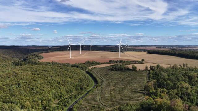 vue a&eacute;rienne du parc &eacute;olien pr&egrave;s d'Ottange en Moselle. Plusieurs &eacute;oliennes tournent au milieu des terres agricoles entour&eacute;es de for&ecirc;ts. Ciel bleu nuageux; France septembre 2026
