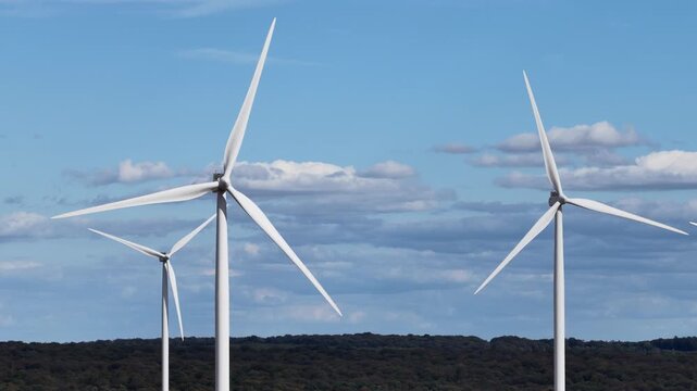 vue a&eacute;rienne du parc &eacute;olien pr&egrave;s d'Ottange en Moselle. Plusieurs &eacute;oliennes tournent au milieu des terres agricoles entour&eacute;es de for&ecirc;ts. Ciel bleu nuageux; France septembre 2026