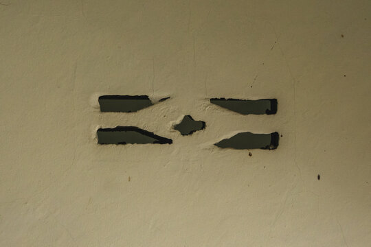 Geometric ventilation holes in a concrete wall