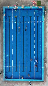 pr&aacute;cticando deporte nataci&oacute;n con vista a&eacute;rea 