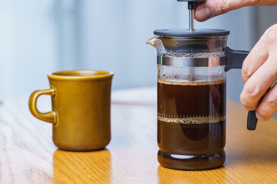 フレンチプレスでコーヒーを淹れる手元