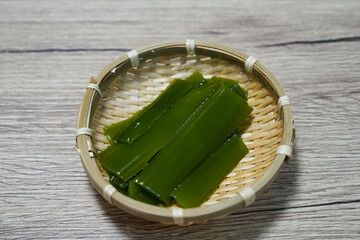 茹でたてで鮮やかな緑色の茎わかめ © yuuyu
