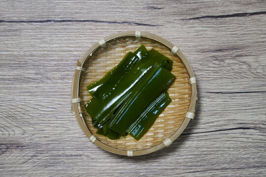 肉厚で歯ごたえのある茹でたて茎わかめ