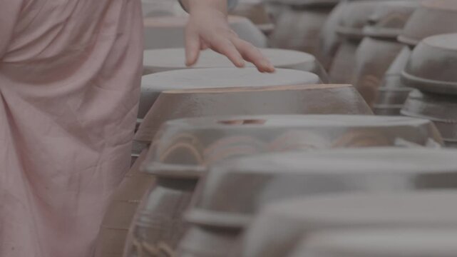 장독대 독 항아리 한국전통 전통 장 발효식품 발효 기와담장 흙담 고택 정원 시골 감성 조용함 전통문화 향토 풍경 한국적 야외 정성 장류 된장 간장 고추장 옹기 정경