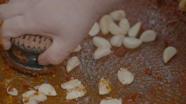 학독 맷돌 옹기 전통 한국 김장양념 양념장 마늘 고춧가루 고추 다진마늘 김장 김치 배추김치 양념 조미료 식재료 향신료 절구 한식 전통음식 한국음식 손맛 가정식 요리 조리
