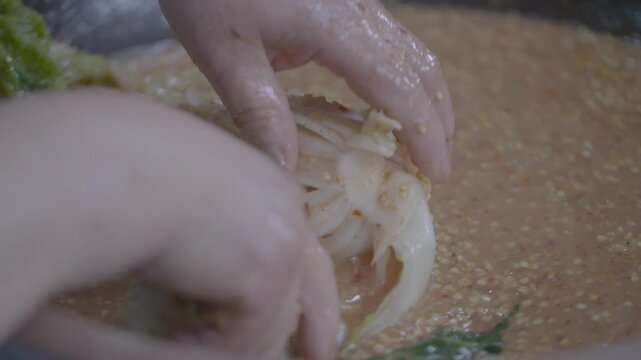 김장 김치 백김치 전통 한식 배추 절임배추 양념 소 김장철 발효식품 발효 전통음식 한국음식 식재료 반찬 유네스코인류무형문화유산 김장문화 손맛 정성 가정식 항아리 옹기