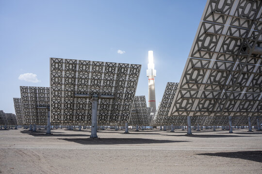 Tower solar thermal power plant with reflective mirrors