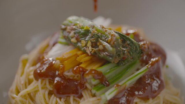 비빔국수 국수 면발 김치 고명 클로즈업 디테일 한국음식 한식 소면 매콤함 새콤함 별미 야식 식재료 조리 요리 정성 백반 푸드 스타일링 젓가락 맛있는 비주얼 깨 참깨 비빔면 양념