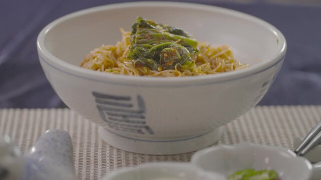 비빔국수 국수 면발 김치 고명 클로즈업 디테일 한국음식 한식 소면 매콤함 새콤함 별미 야식 식재료 조리 요리 정성 백반 푸드 스타일링 젓가락 맛있는 비주얼 깨 참깨 비빔면 양념
