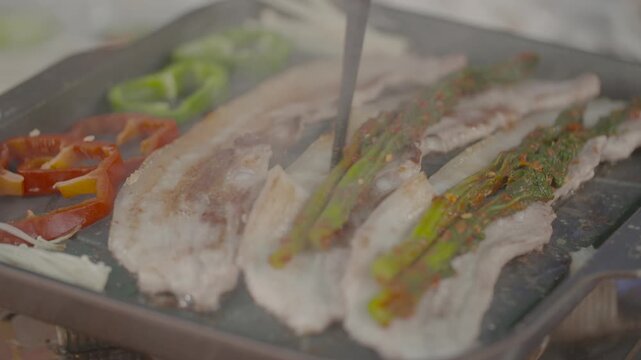 삼겹살 돼지고기 불판 생고기 구이 육류 한식 식재료 조리 야외 캠핑 가스버너 불판구이 요리 한국음식 클로즈업 디테일 식사 외식 고기 캠핑요리 야외요리 고기구이 생삼겹살 휴대용버너