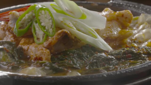 삼겹살 돼지고기 불판 생고기 구이 육류 한식 식재료 조리 야외 캠핑 가스버너 불판구이 요리 한국음식 클로즈업 디테일 식사 외식 고기 캠핑요리 야외요리 고기구이 생삼겹살 휴대용버너