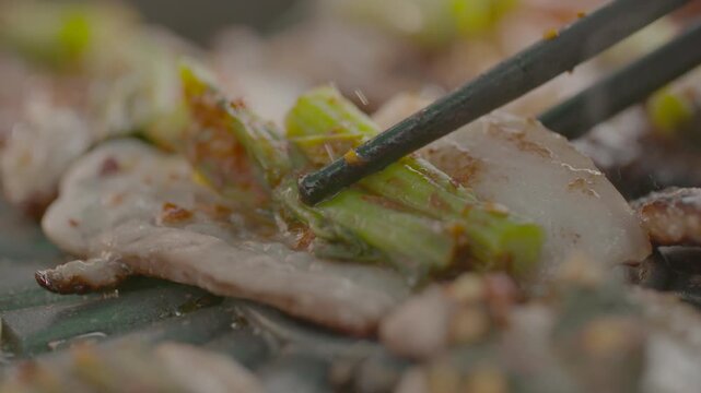 삼겹살 돼지고기 불판 생고기 구이 육류 한식 식재료 조리 야외 캠핑 가스버너 불판구이 요리 한국음식 클로즈업 디테일 식사 외식 고기 캠핑요리 야외요리 고기구이 생삼겹살 휴대용버너
