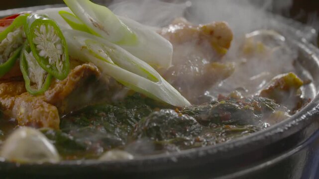 고등어조림 고등어 양념조림 고등어찜 생선조림 한식 뚝배기 조리 요리 김 김증기 연기 고명 대파 고추 시래기 생선요리 한국음식 식재료 백반 푸드 스타일링 디테일 클로즈업