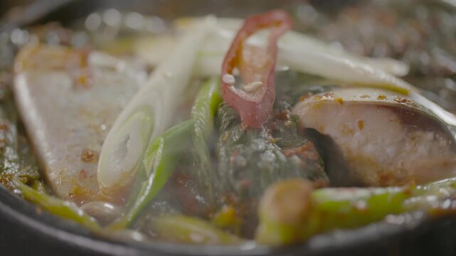 고등어조림 고등어 양념조림 고등어찜 생선조림 한식 뚝배기 조리 요리 김 김증기 연기 고명 대파 고추 시래기 생선요리 한국음식 식재료 백반 푸드 스타일링 디테일 클로즈업