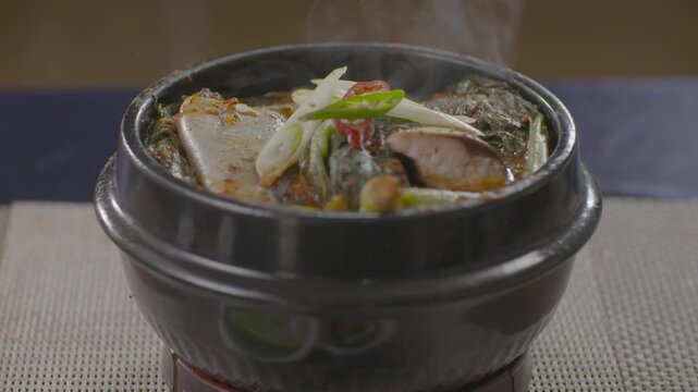 고등어조림 고등어 양념조림 고등어찜 생선조림 한식 뚝배기 조리 요리 김 김증기 연기 고명 대파 고추 시래기 생선요리 한국음식 식재료 백반 푸드 스타일링 디테일 클로즈업