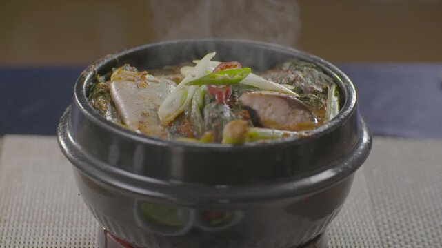고등어조림 고등어 양념조림 고등어찜 생선조림 한식 뚝배기 조리 요리 김 김증기 연기 고명 대파 고추 시래기 생선요리 한국음식 식재료 백반 푸드 스타일링 디테일 클로즈업