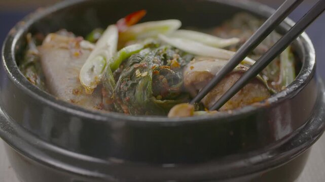 고등어조림 고등어 양념조림 고등어찜 생선조림 한식 뚝배기 조리 요리 김 김증기 연기 고명 대파 고추 시래기 생선요리 한국음식 식재료 백반 푸드 스타일링 디테일 클로즈업