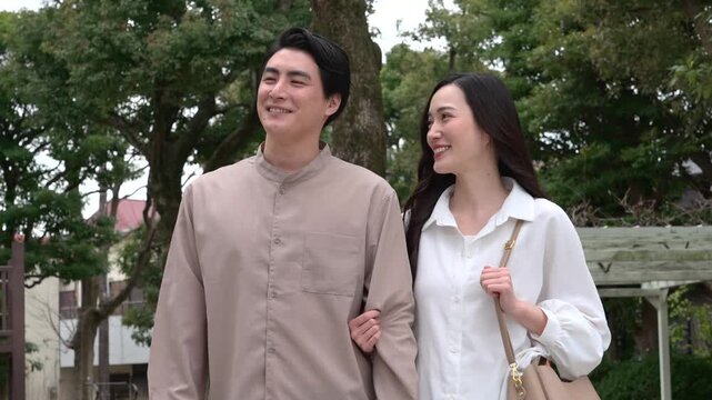 公園で笑顔のカップル30代日本人
