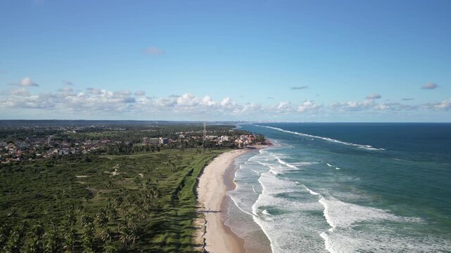 Vista a&eacute;rea da praia paradis&iacute;aca do Franc&ecirc;s, com ondas para surfe, faixa de areia deserta e coqueiros perto de Macei&oacute;, em Alagoas