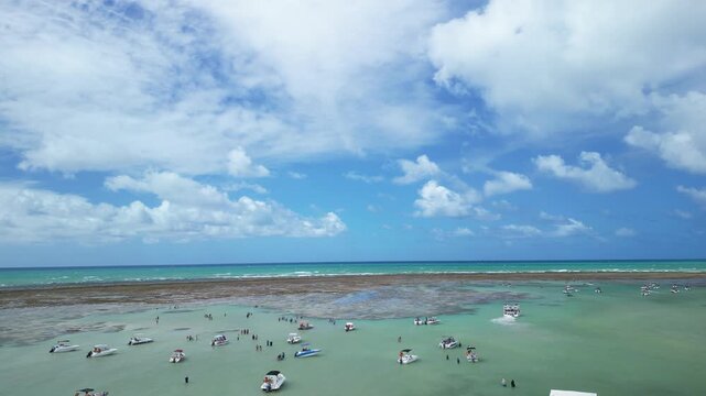Praia de Antunes em Maragogi, destino paradis&iacute;aco conhecido como Caribe Brasileiro por seu mar azul, calmo e cristalino em Alagoas