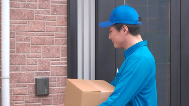 留守の家に荷物を届ける宅配業者