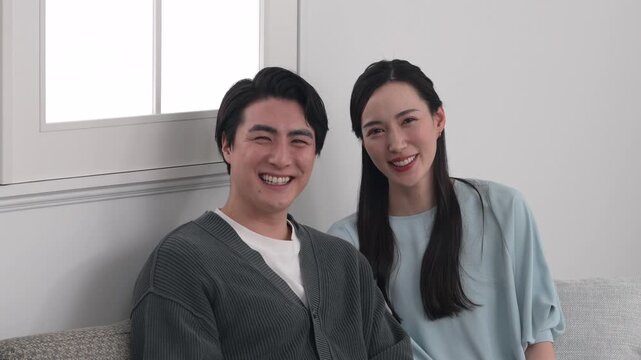ミドルエイジのカップルのポートレート　リビング　カメラ目線