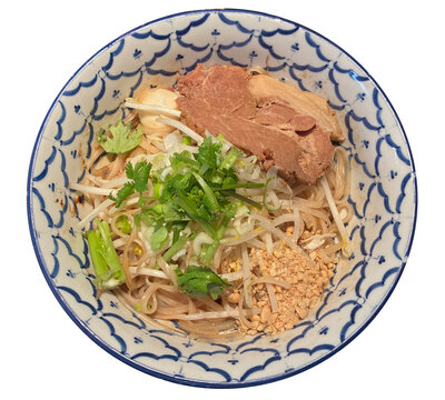 伝統的なタイの器に盛られたタイ風汁なし麺バミーヘーン