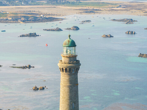 Coupole et lanterne du phare de l'&icirc;le vierge &agrave; Plouguerneau avec le littoral du finistere nord en second plan